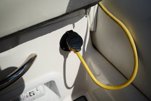 2025 Zodiac YACHTLINE YL490DL DELUXE Base