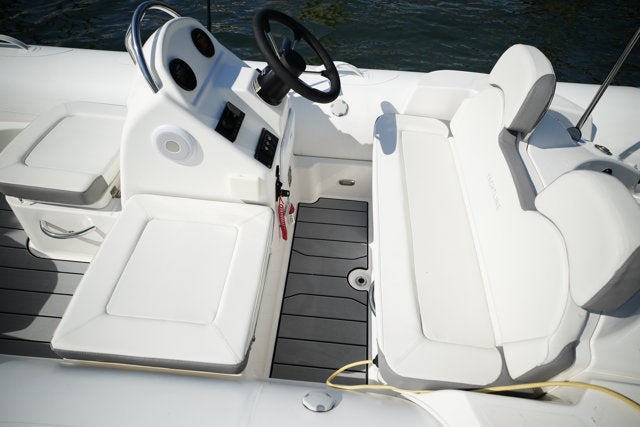 2025 Zodiac YACHTLINE YL490DL DELUXE Base